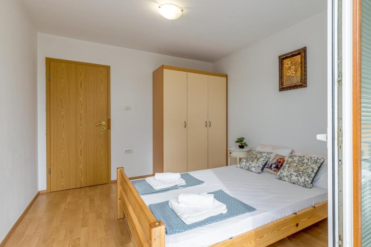 Apartment Between The Vineyard Ankaran Exterior photo